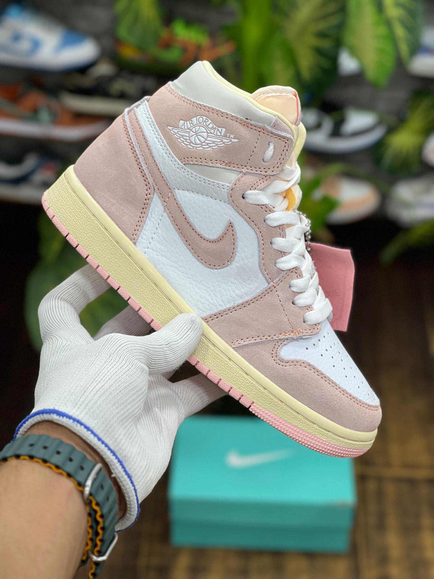 WMNS AIR JORDAN 1 RETRO HI OG 'ATMOSPHERE/WHITE-MUSLIN-SAIL'