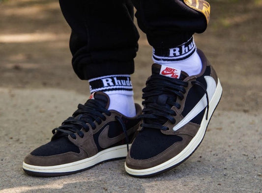 AIR JORDANS x Travis Scott High "Mocha" Low