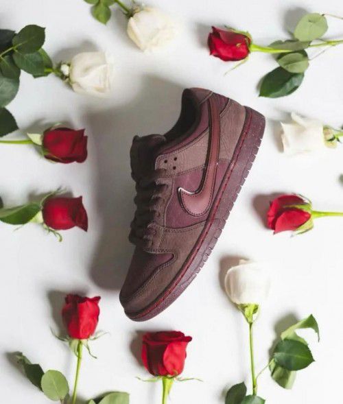 Nike SB Dunk Low
Burgundy Crush