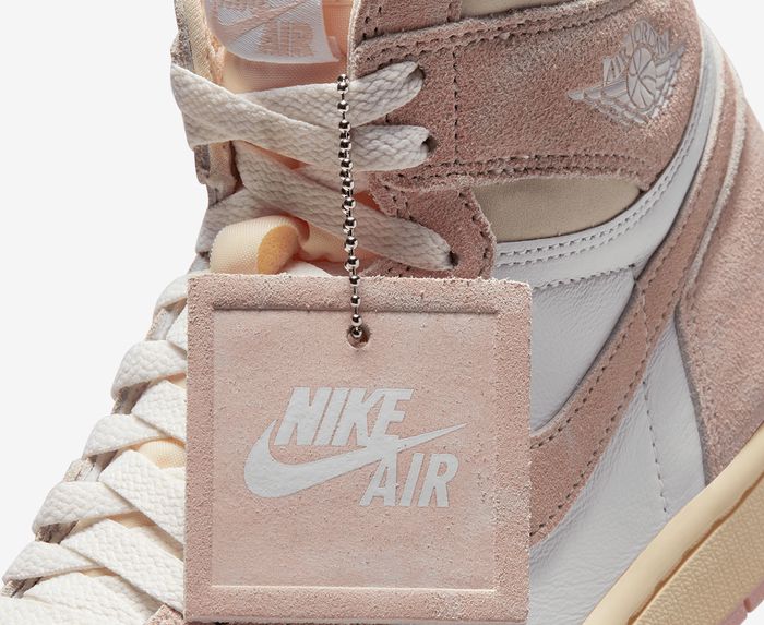 WMNS AIR JORDAN 1 RETRO HI OG 'ATMOSPHERE/WHITE-MUSLIN-SAIL'